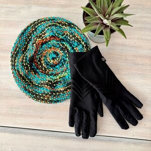 Isotoner ISOfit Black Gloves & Turquoise & Orange Multicolour Knit Beret (OS)